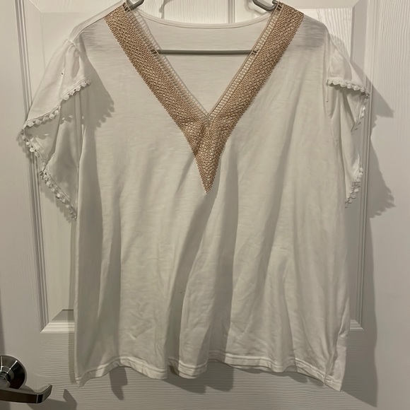 SHEIN Curve Size 2XL White T-Shirt with Gold V-Neck - Picture 3 of 5